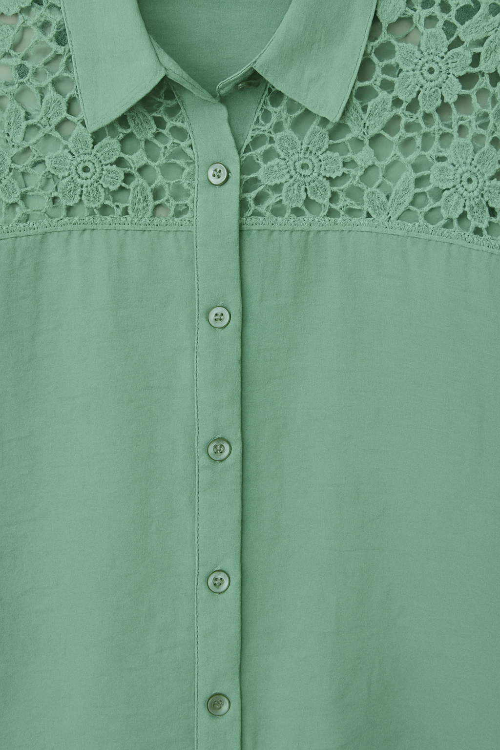 BLUSA ABOTONADA CON ENCAJE FLORAL CALADO EN HOMBROS Y ESPALDA