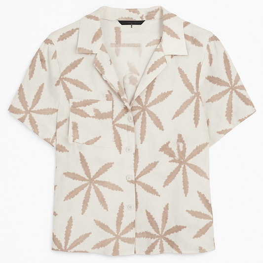 BLUSA ESTILO CAMISERA MANGA CORTA DE CUELLO TIPO SOLAPA CON BOLSILLO