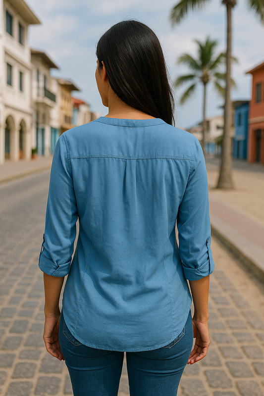 BLUSA PLUS CUELLO EN V ABOTONADA CON DOS BOLSILLOS EN EL PECHO