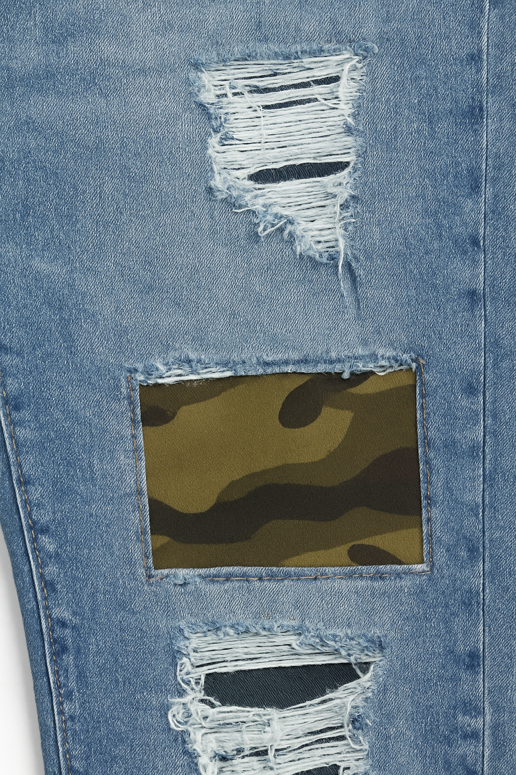 PANTALÓN JEAN AZUL SKINNY CON ROTOS Y PACHES CAMUFLAJE