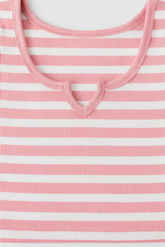 TOP TEXTURA RIBB DISEÑO LINEAS BLANCAS CON ABERTURA EN ESCOTE