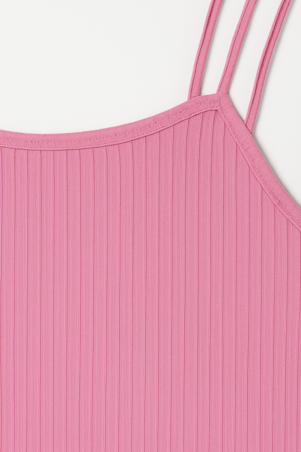 TOP ESCOTE CON TIRANTES FINOS