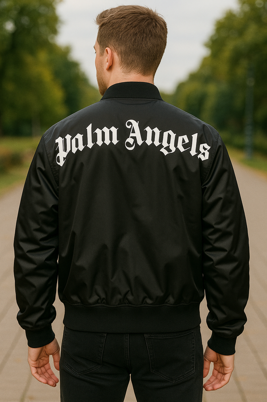 CHAQUETA NEGRA PALM ANGELS ESTILO BOMBER, CON CUELLO DE TELA, ABERTURA DE CIERRE METÁLICO Y BOLSILLOS CON BOTONES A PERSIÓN. LOGOTIPO EN PECHO