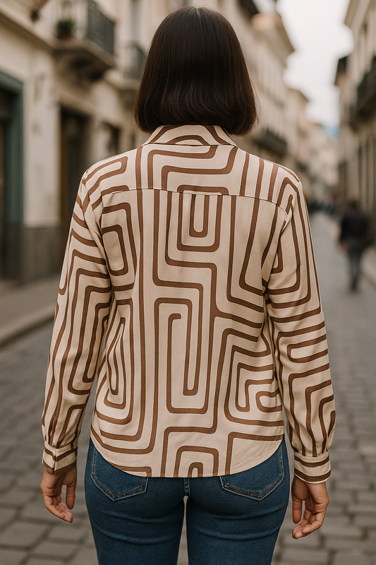 BLUSA DE CUELLO MANGA CORTA CON BOLSILLO DISEÑO GEOMÉTRICO