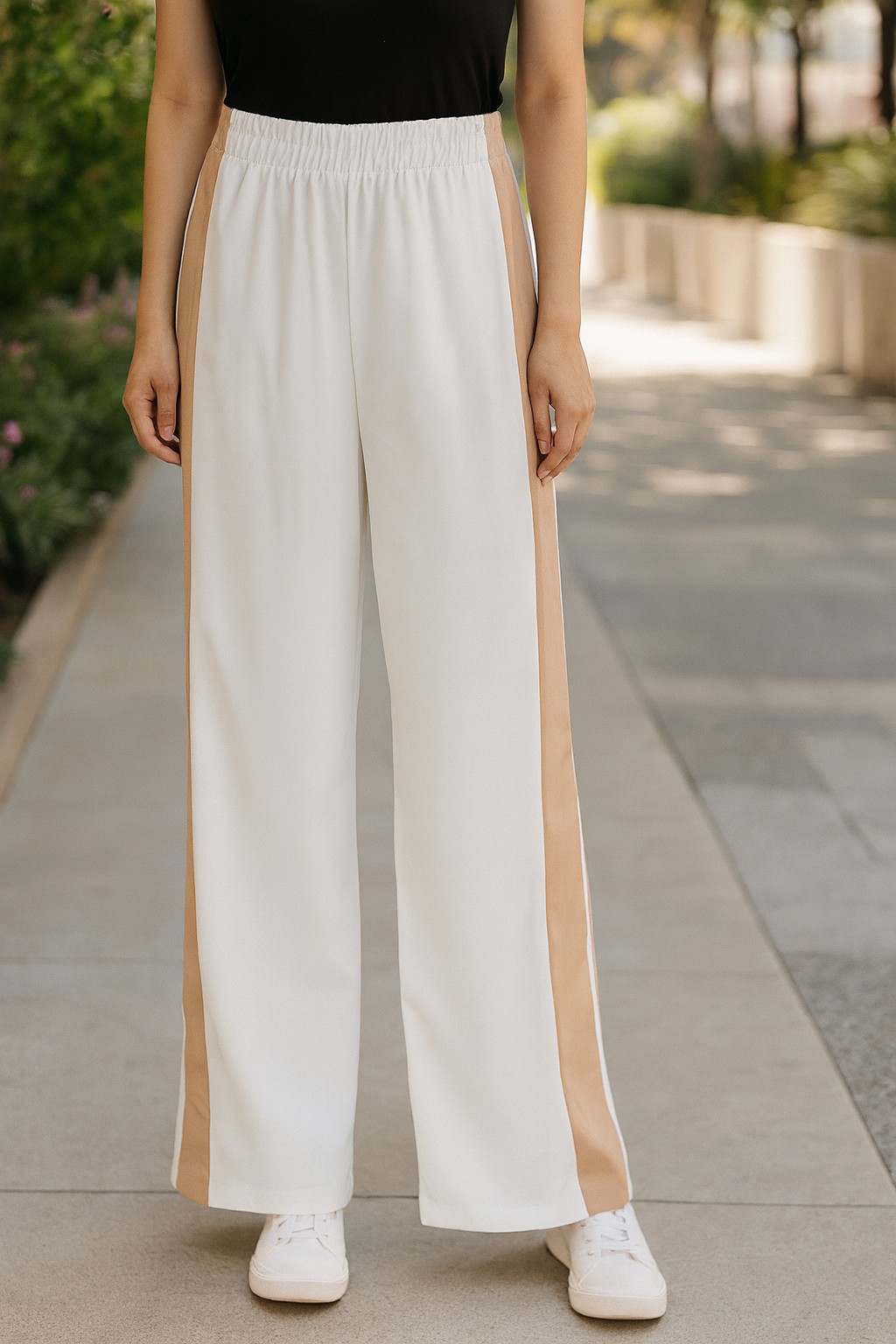 PANTALÓN DEPORTIVO DAMA BLANCO CON FRANJAS BEIGE Y BOTONES LATERALES