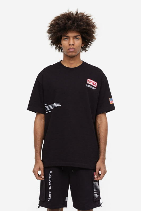 CAMISETA NASA NEGRA OVERSIZE 4 LOGOS