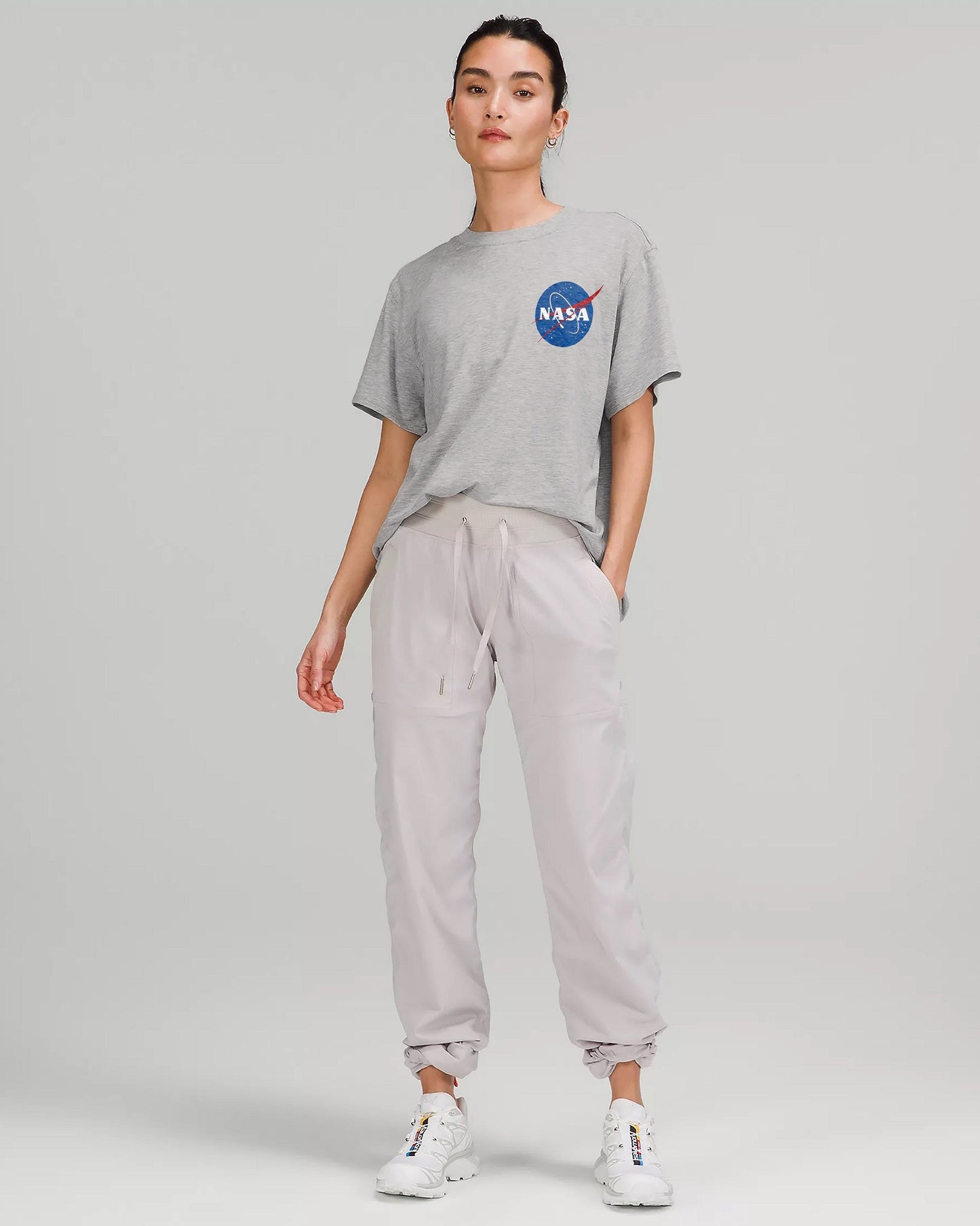 CAMISETA NASA GRIS LOGO AZUL
