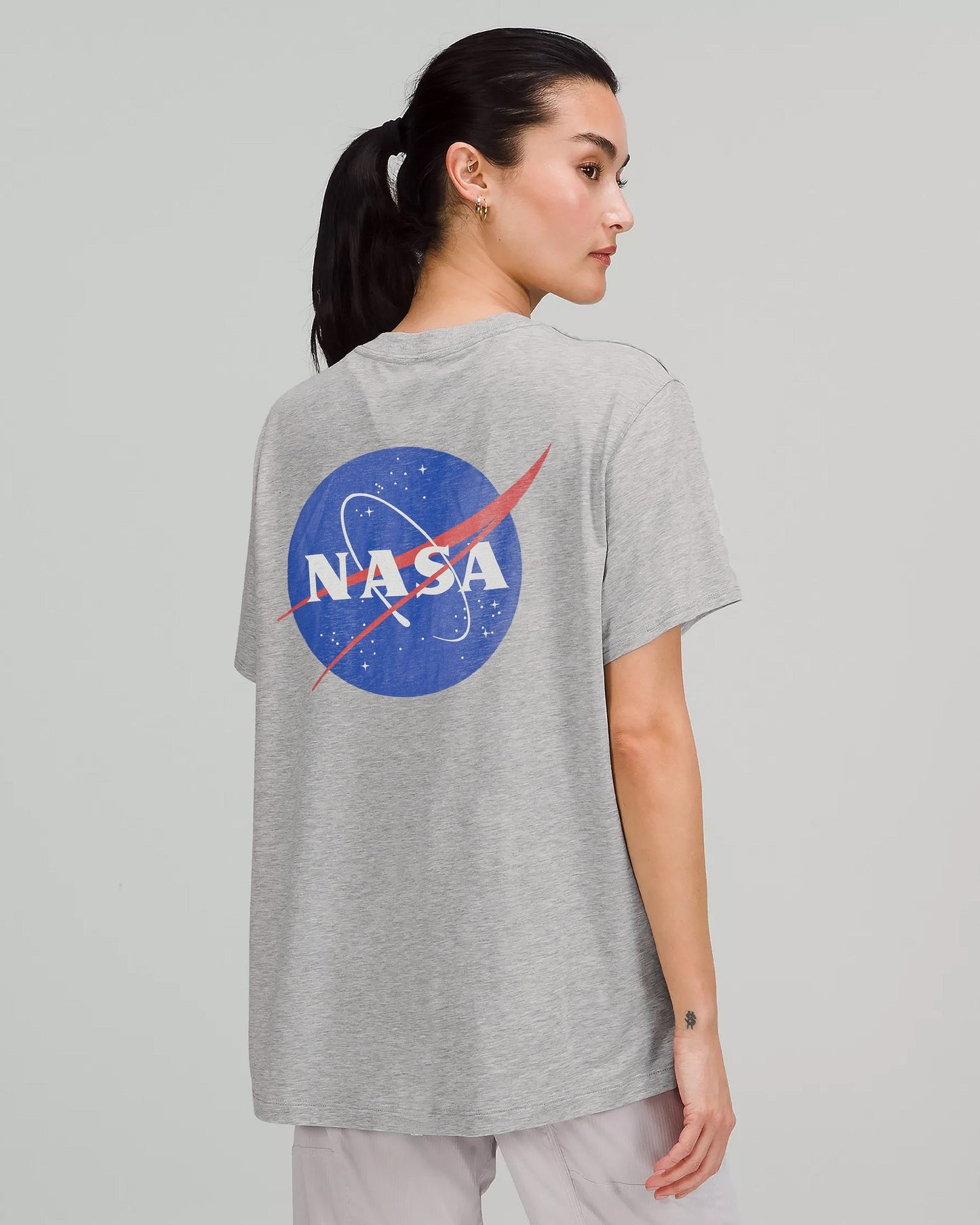 CAMISETA NASA GRIS LOGO AZUL