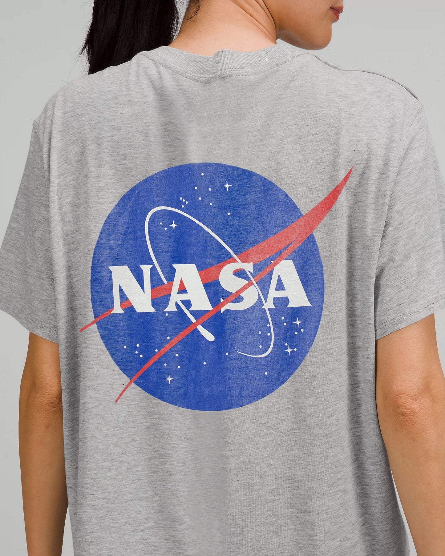 CAMISETA NASA GRIS LOGO AZUL