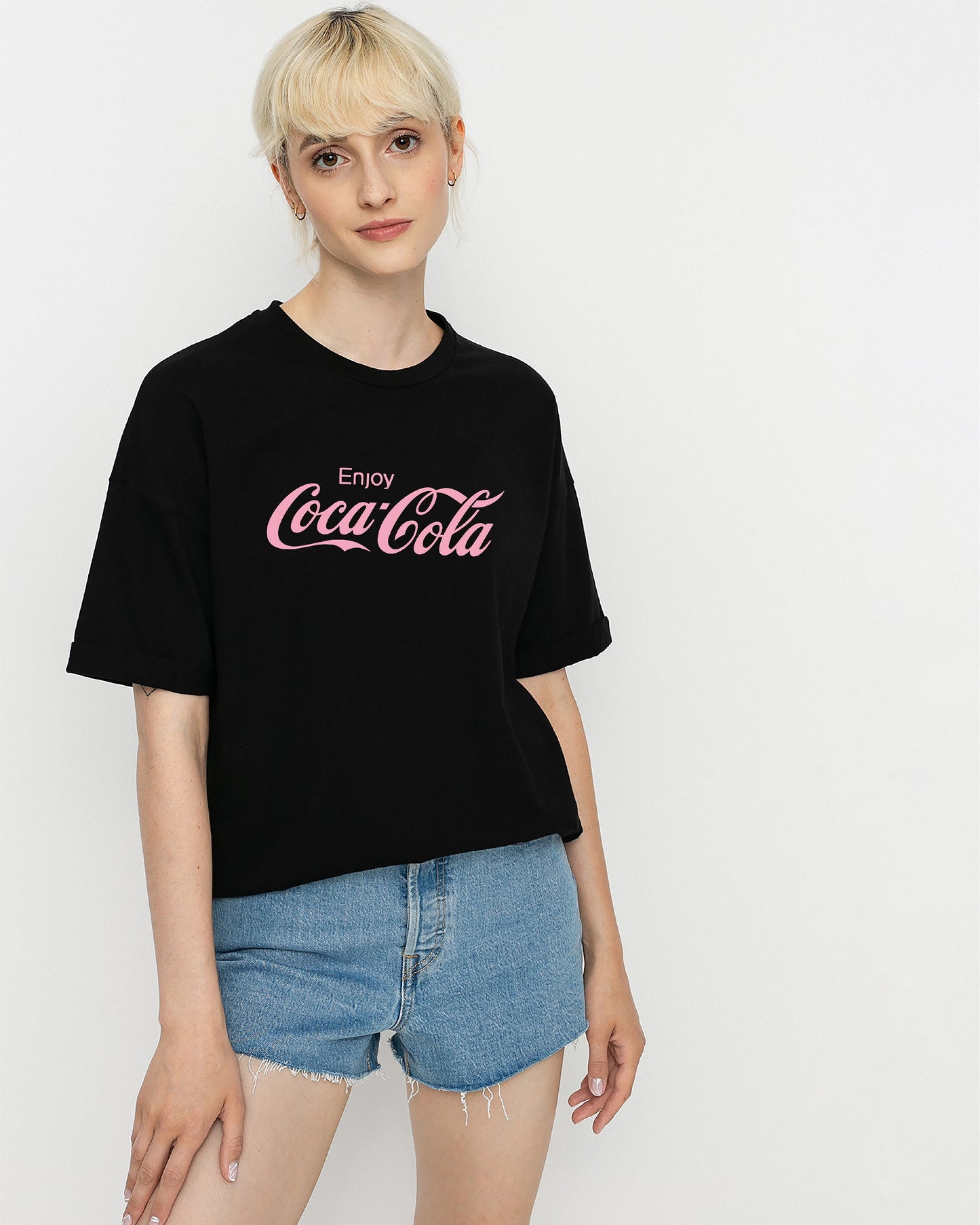 CAMISETA NEGRA COCA-COLA ESTAMPADO ROSADO