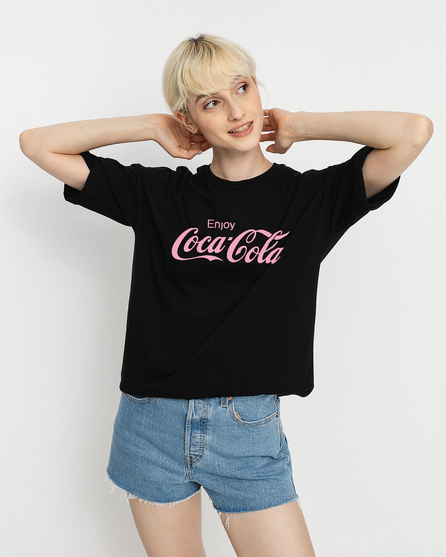 CAMISETA NEGRA COCA-COLA ESTAMPADO ROSADO