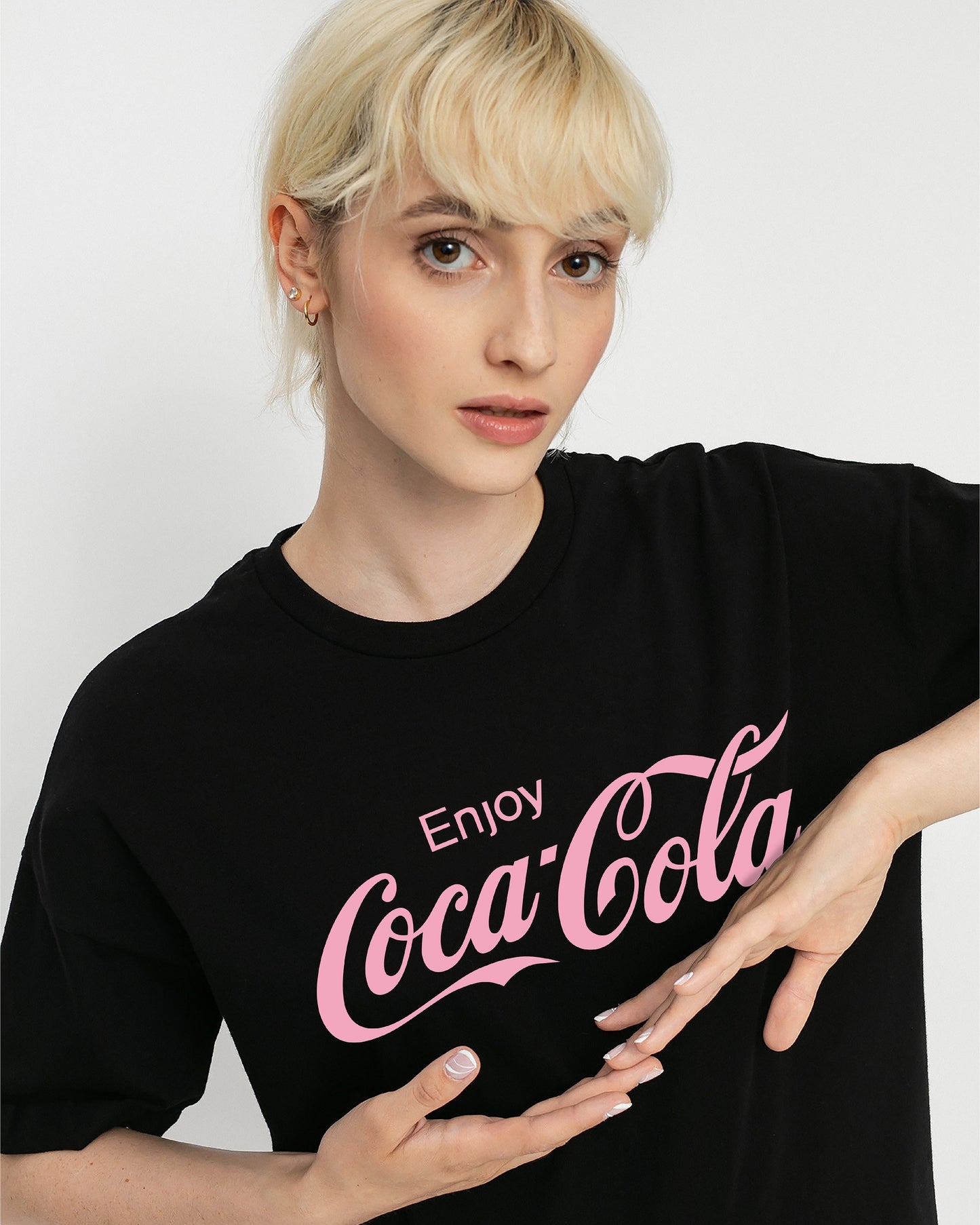 CAMISETA NEGRA COCA-COLA ESTAMPADO ROSADO