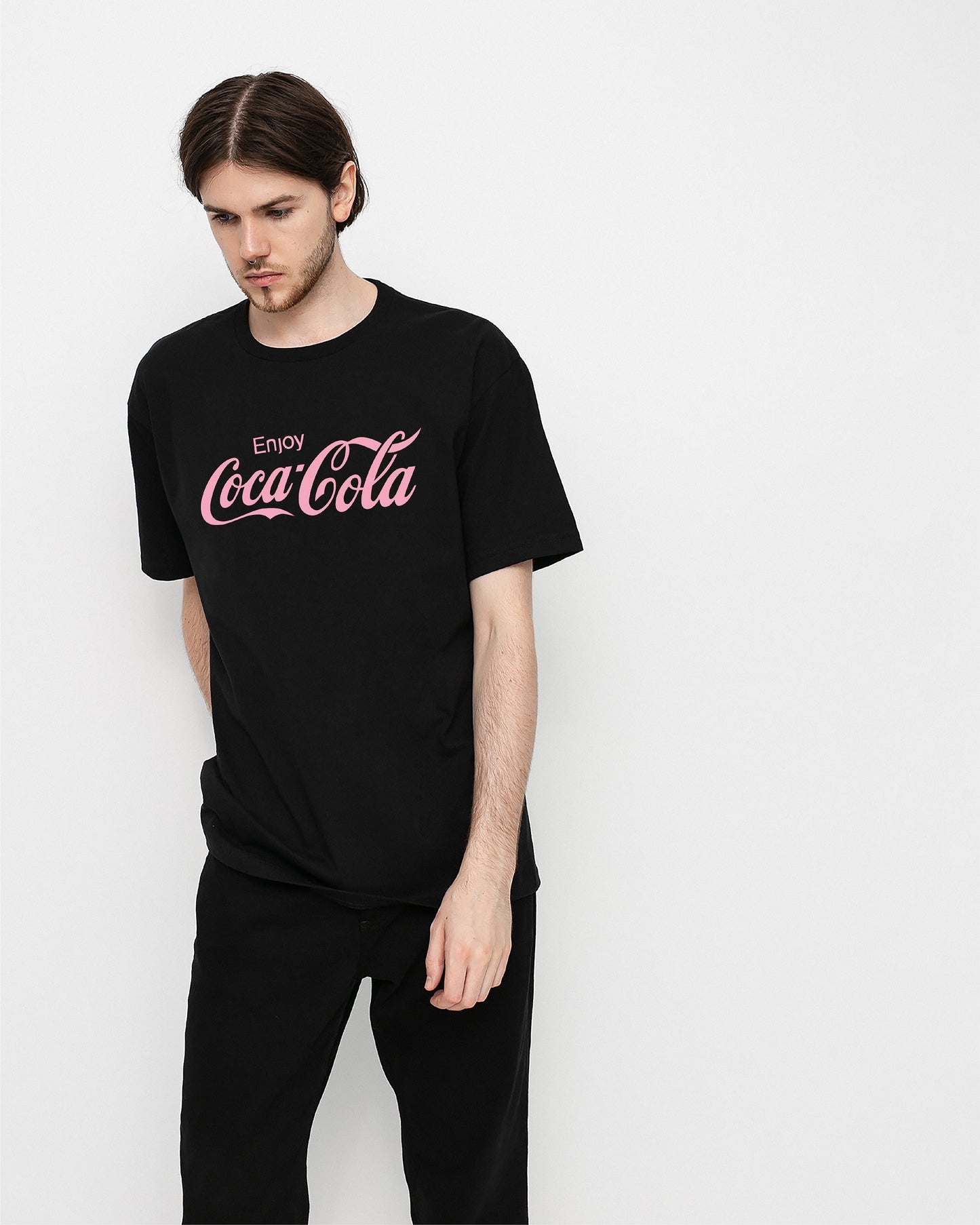 CAMISETA NEGRA COCA-COLA ESTAMPADO ROSADO