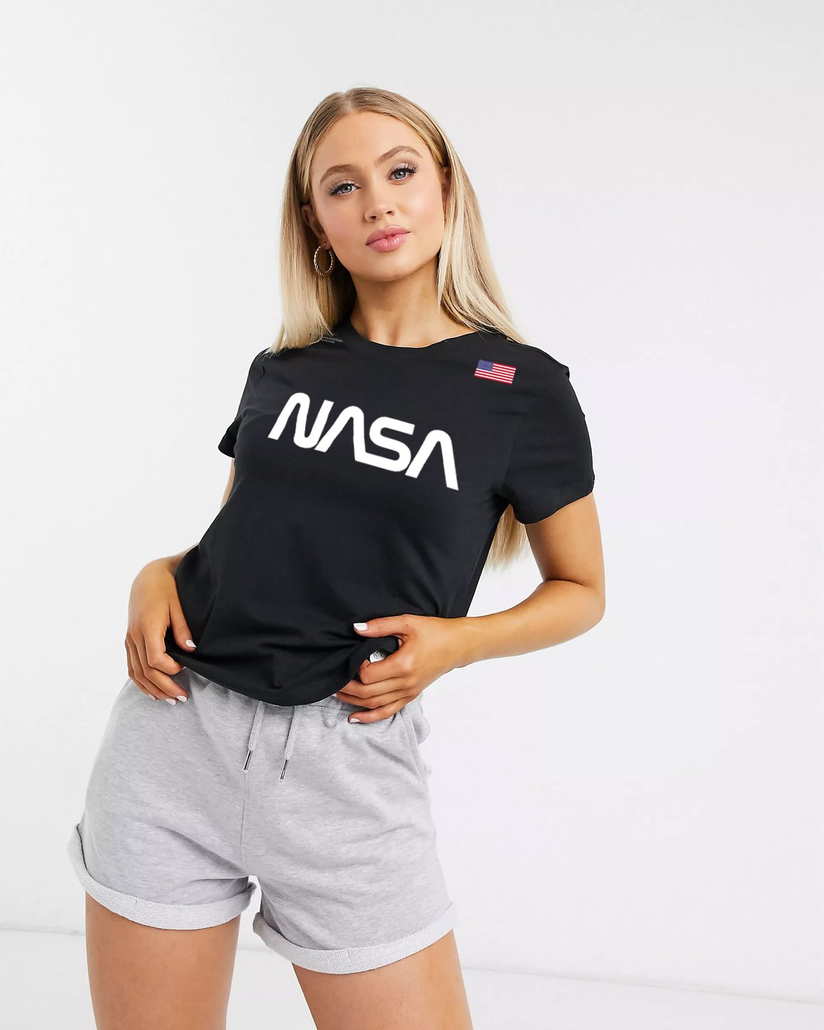 CAMISETA NASA NEGRA TRES LOGOS