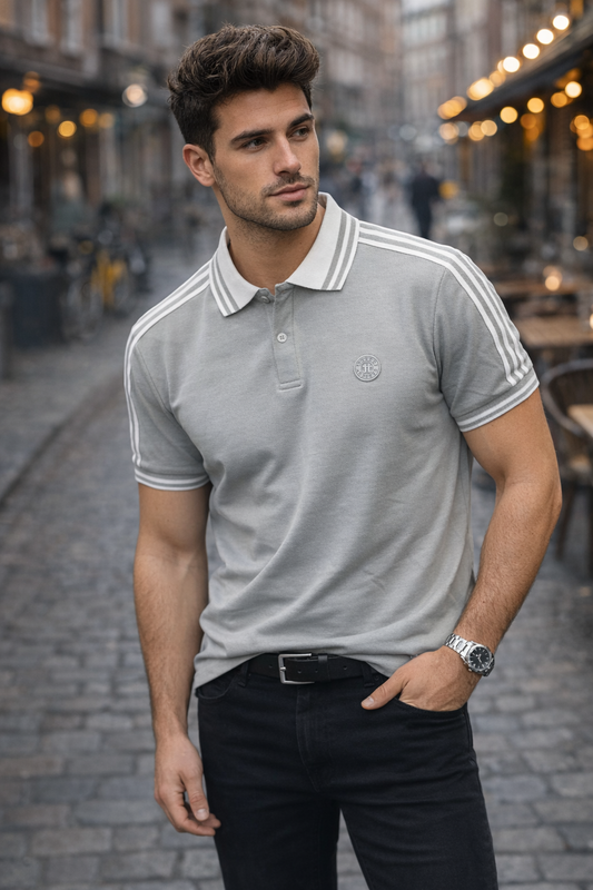 CAMISETA POLO GRIS CUELLO Y LINEAS HOMBROS BLANCAS