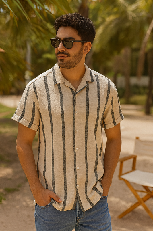 CAMISETA POLO TELA RIGIDA BEIGE LINEAS VERTICALES NEGRAS