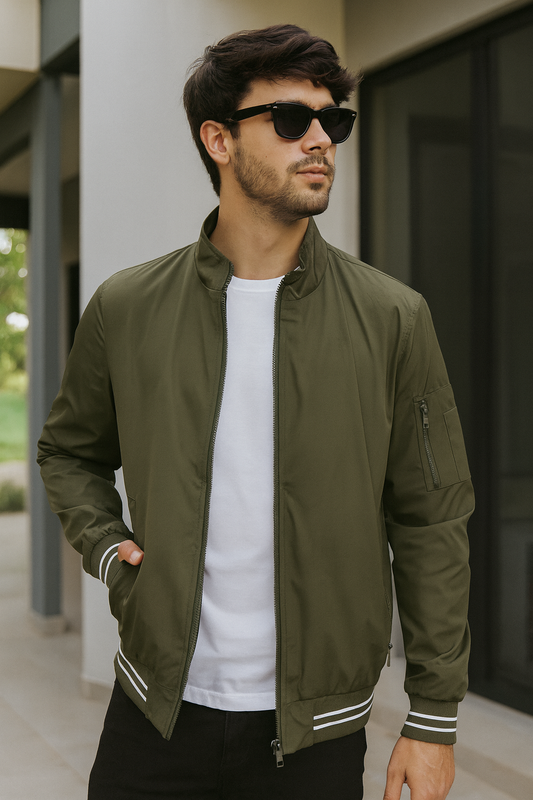 CHAQUETA ESTILO BOMBER JACKET HOMBRE VERDE MILITAR CON CREMALLERA Y DETALLES BLANCOS EN MANGAS Y FAJA.