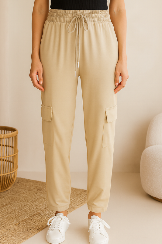 PANTALÓN JOGGER DAMA BEIGE CON BOLSILLOS CARGO Y CINTURA ELÁSTICA