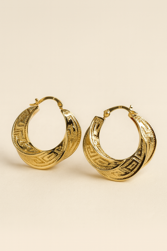 ARETE MEDIA LUNA BAÑADO EN ORO CON DETALLES GEOMÉTRICOS F4635
