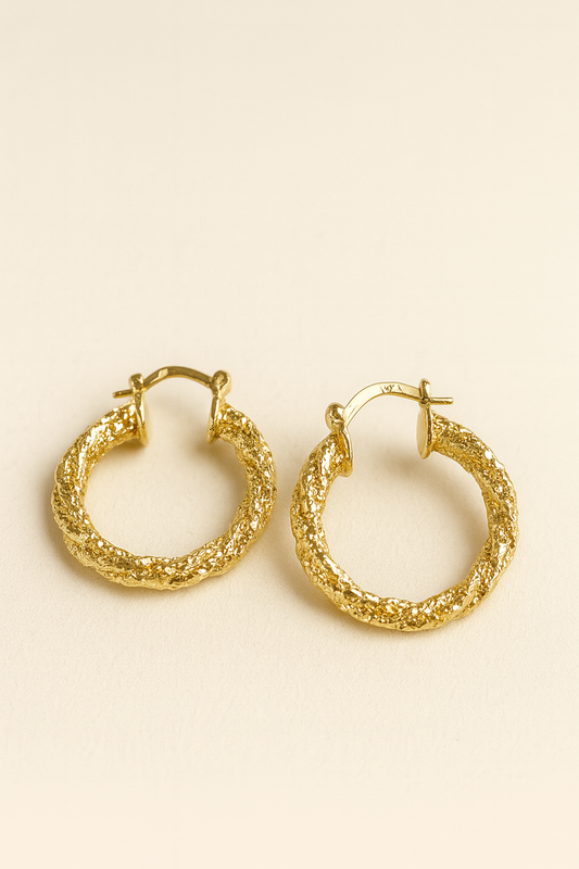 ARETE ARGOLLA FINA BAÑADA EN ORO CON TRENZADO ELEGANTE F4618