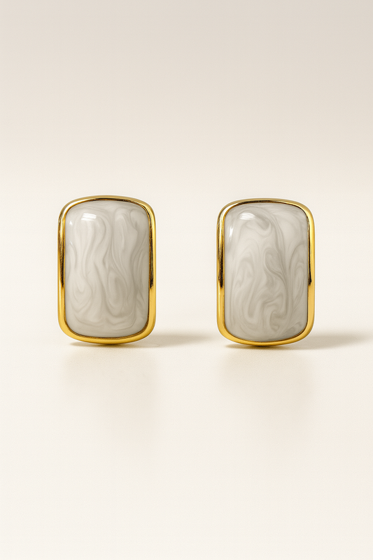 ARETES RECTANGULARES MARCO DORADO CON PIEDRA BLANCA CENTRAL K2983