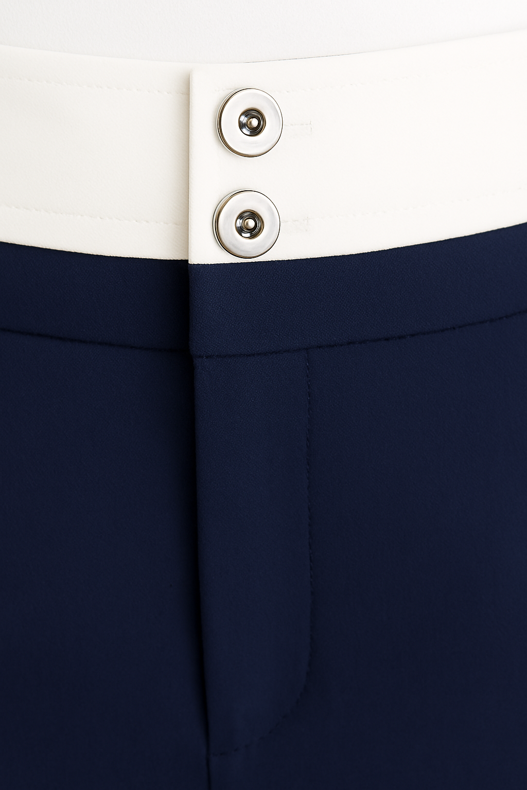 PANTALÓN DAMA AZUL MARINO RECTO DE VESTIR CON PRETINA BLANCA Y BOTONES DECORATIVOS