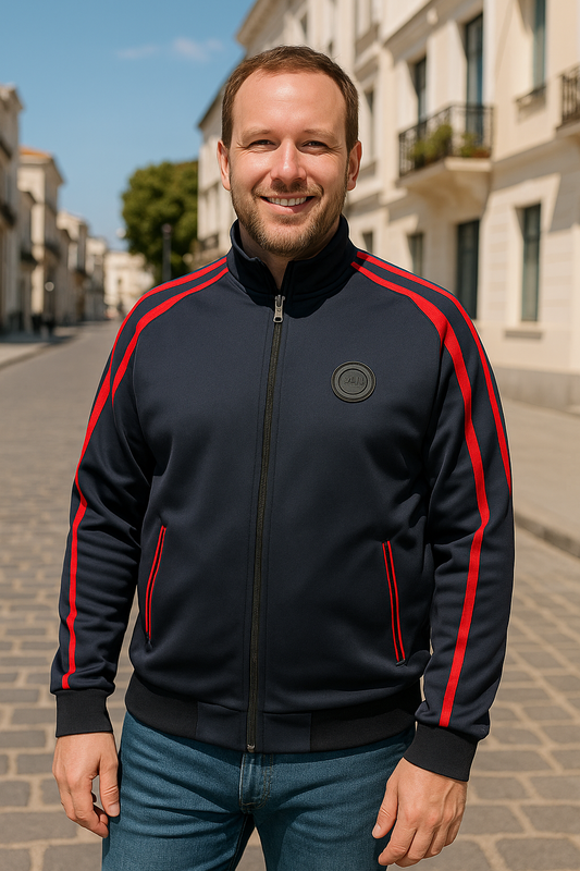 CHAQUETA CON ADORNO METÁLICO, ABERTURA DE CIERRE CON BORDES ROJOS. LINEAS VERTICALES EN BRAZOS