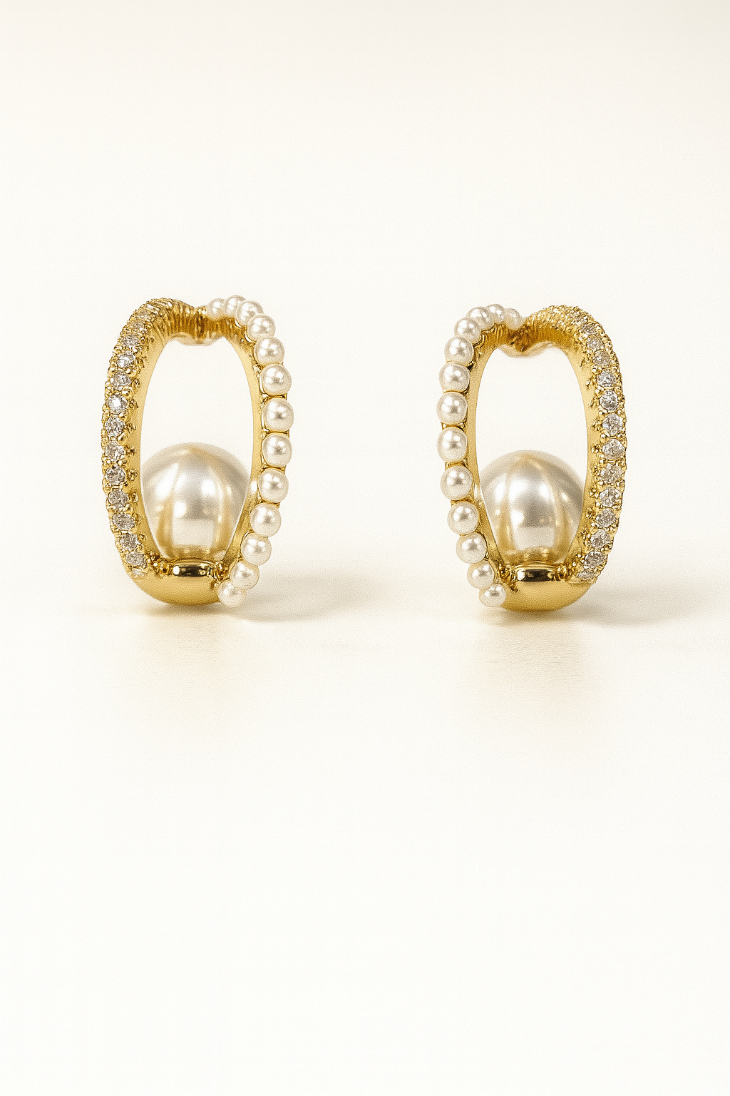 ARETE DORADO OVALADO CON CONTORNO DE PERLAS, BRILLANTES Y PERLA CENTRAL A4554