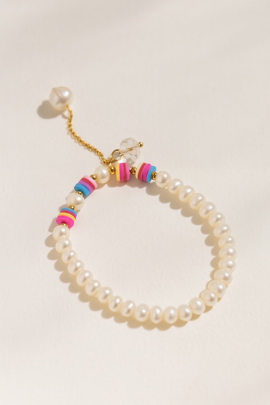 PULSERA DE PERLAS CON DETALLES MULTICOLOR Y DIAMANTE COLGANTE A1007