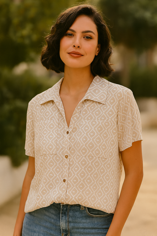 BLUSA DAMA BEIGE ESTAMPADA ROMBOS GEOMÉTRICOS CON DETALLE DE CORAZONES, MANGA CORTA Y BOTONES FRONTALES