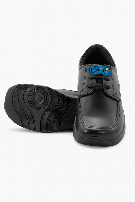 ZAPATOS ESCOLARES NEGROS DE CUERO CON ABERTURA DE CORDÓN