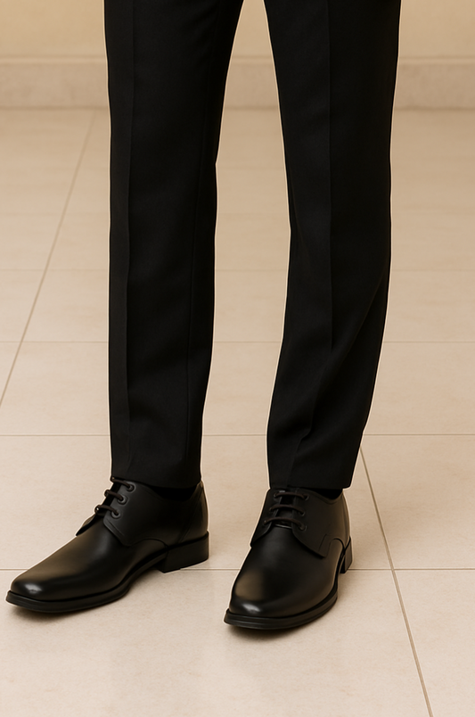 ZAPATOS NEGROS DE CUERO CON ABERTURA DE CORDÓN