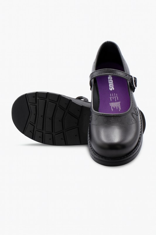 ZAPATOS ESCOLARES NEGROS DE NIÑA CON CORREA AJUSTABLE Y DETALLE DE CORAZÓN