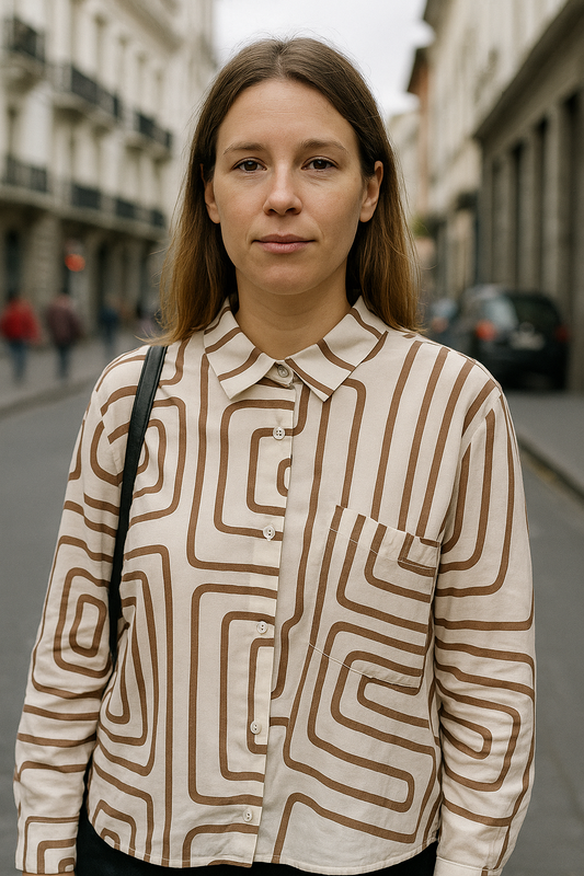 BLUSA DE CUELLO MANGA CORTA CON BOLSILLO DISEÑO GEOMÉTRICO