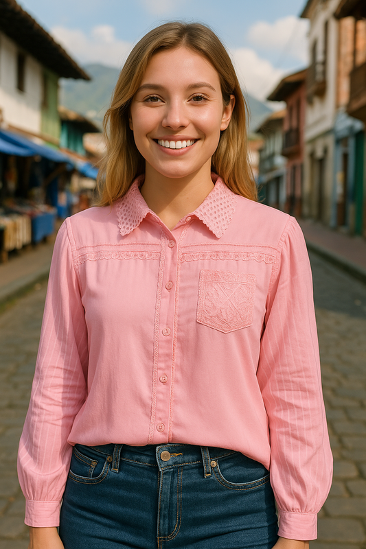 BLUSA DE CUELLO DE ENCAJE CALADO MANGA LARGA CON BOLSILLO BORDADO