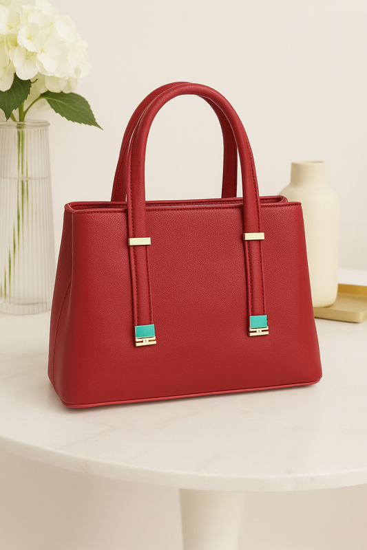 CARTERA DAMA ESTRUCTURADA CON DETALLES METÁLICOS Y CORREA