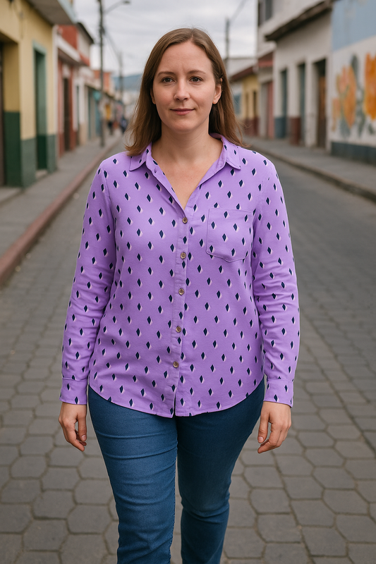 BLUSA PLUS MANGA LARGA ABOTONADA CUELLO CLASICO BOLSILLO EN EL PECHO DISEÑO GEOMETRICO