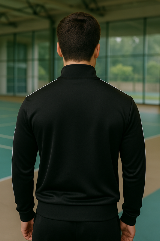 CHAQUETA NEGRA DEPORTIVA PALM ANGELS, CUELLO ALTO, ABERTURA CON CIERRE BLANCO, BOLSILLOS ABIERTOS Y LOGOTIPO EN PECHO. LINEAS VERTICALES EN BRAZOS