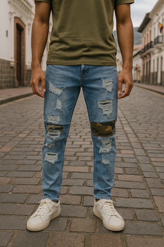 PANTALÓN JEAN AZUL SKINNY CON ROTOS Y PACHES CAMUFLAJE