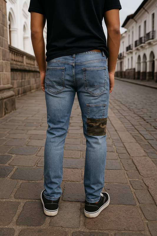 PANTALÓN JEAN AZUL SKINNY CON ROTOS Y PACHES CAMUFLAJE
