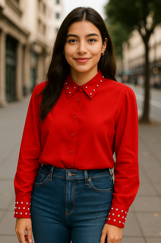 BLUSA DE CUELLO Y MANGAS DE DIAMANTES