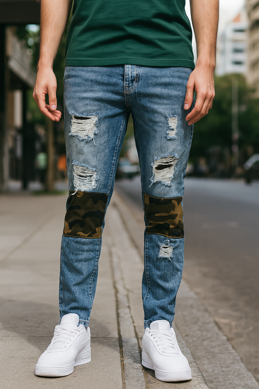PANTALÓN JEAN AZUL SKINNY CON ROTOS Y PACHES CAMUFLAJE