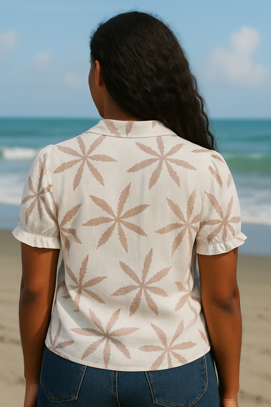 BLUSA ESTILO CAMISERA MANGA CORTA DE CUELLO TIPO SOLAPA CON BOLSILLO
