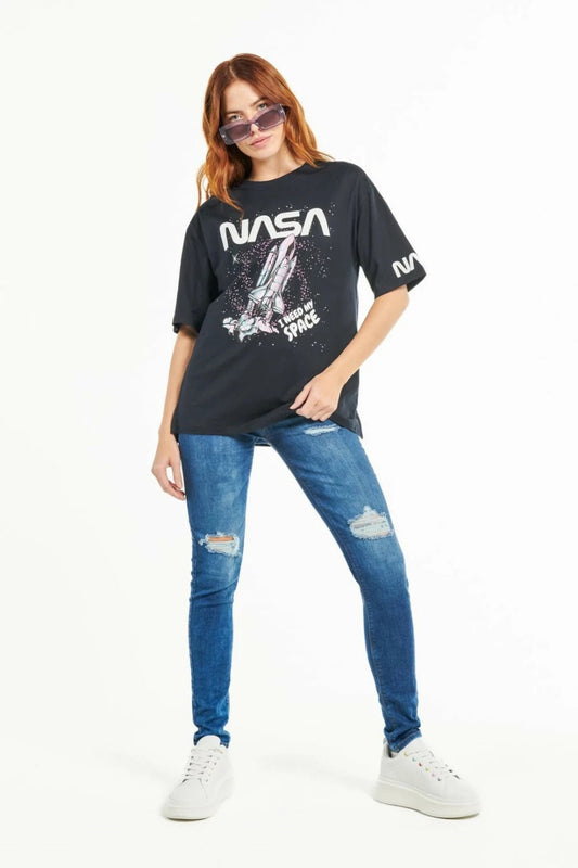 CAMISETA NASA NEGRA OVERSIZE COHETE