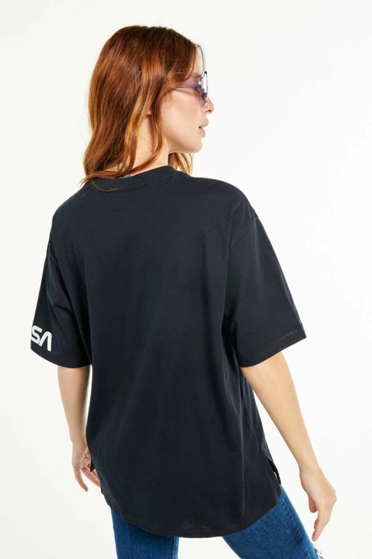 CAMISETA NASA NEGRA OVERSIZE COHETE