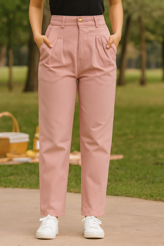 PANTALÓN DAMA RECTO CON PINZAS Y BOTÓN DORADO EN FORMA DE CORAZÓN