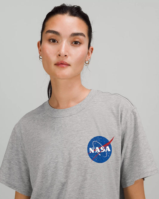 CAMISETA NASA GRIS LOGO AZUL