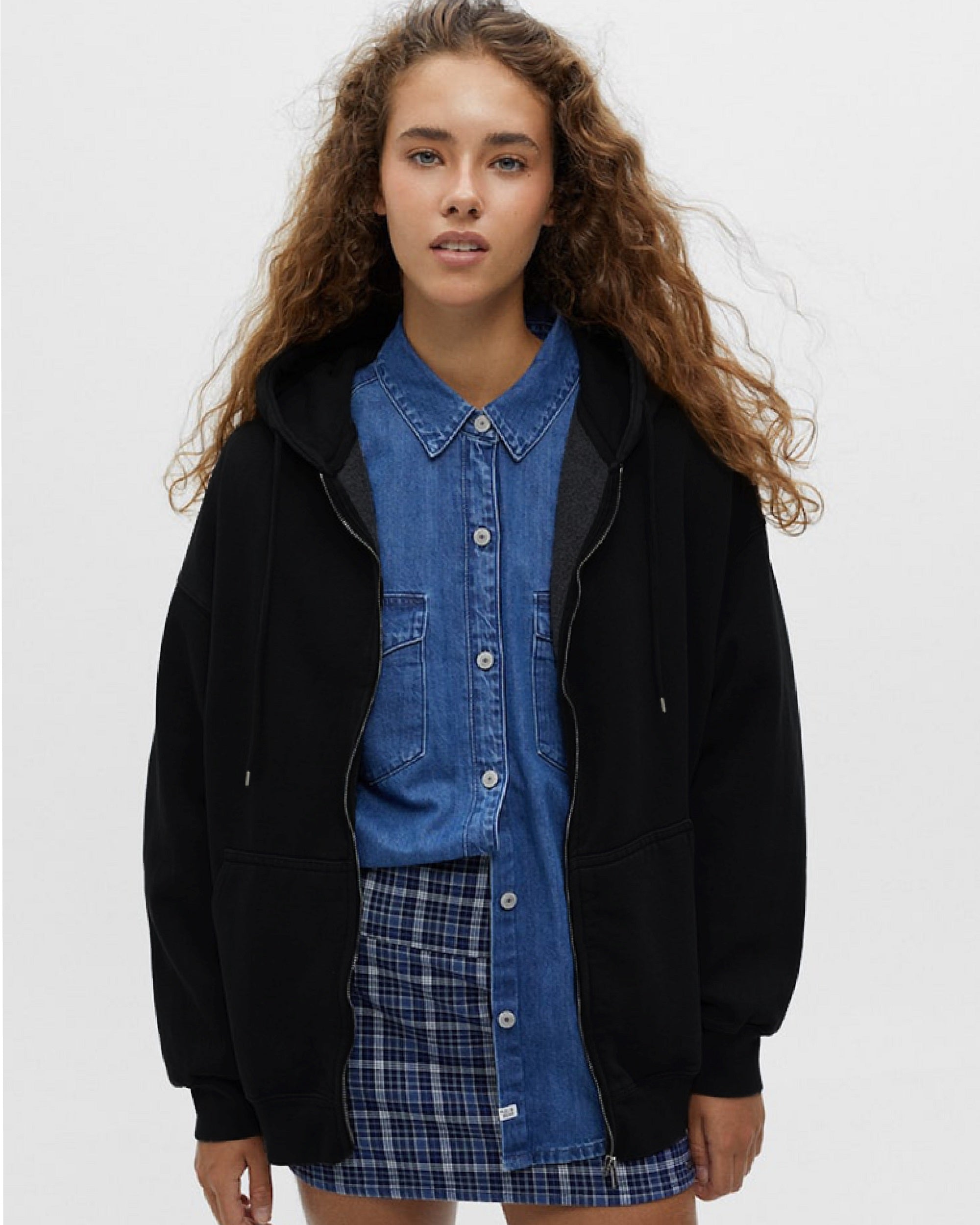 Chompa Varcity CHOMPA FLEECE NEGRA – ZIZI