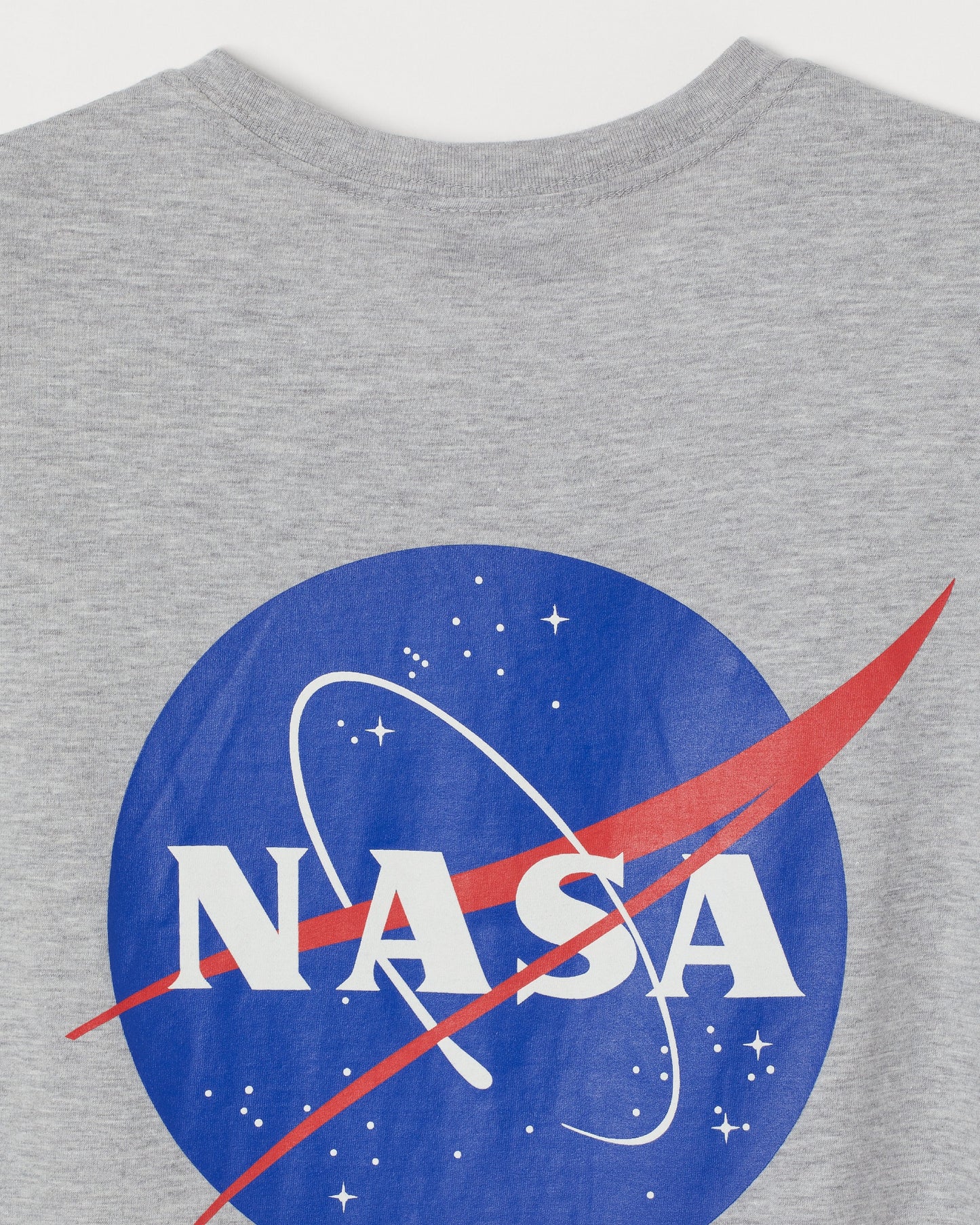 CAMISETA NASA GRIS LOGO AZUL