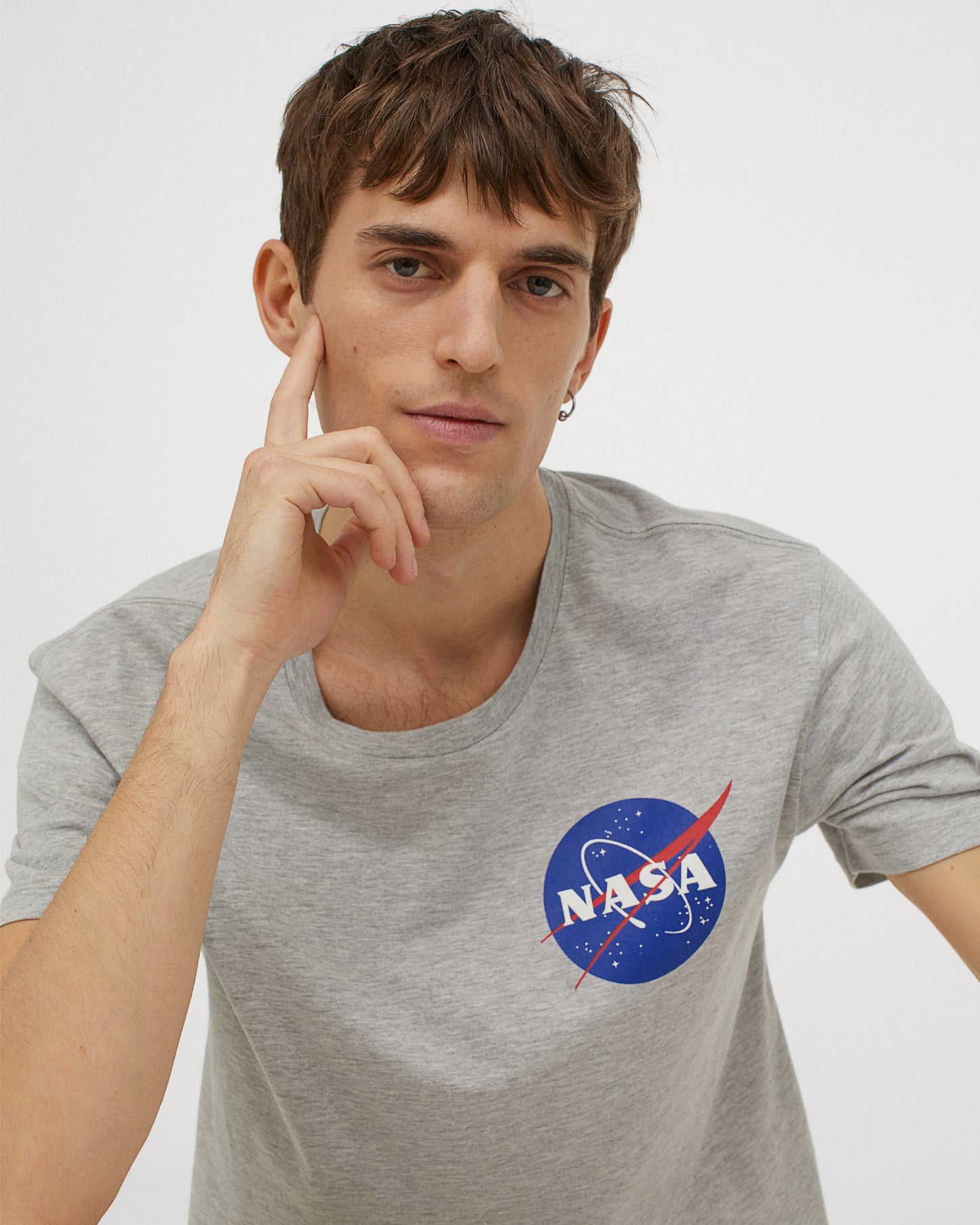 CAMISETA NASA GRIS LOGO AZUL